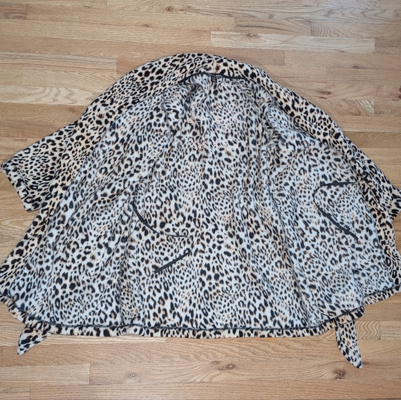 Victoria's Secret Leopard Robe - Picture 5 of 8